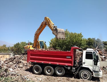 Servicios de escarpe, excavación masiva, excavación de fundaciones, retiro de material y retiro de escombros.